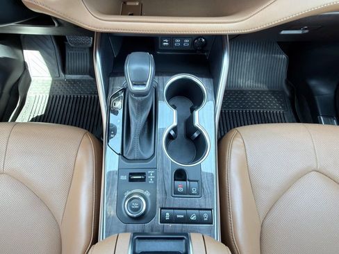 Used 2022 Toyota Highlander Platinum image 2