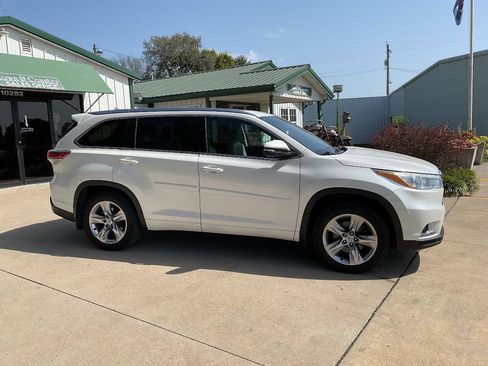 Used 2014 Toyota Highlander Limited w/ Driver Technology Package AWD/4WD image 2