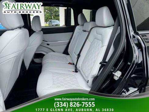 Used 2026 Jeep Cherokee Overland w/ Trailer Tow Group AWD/4WD image 11