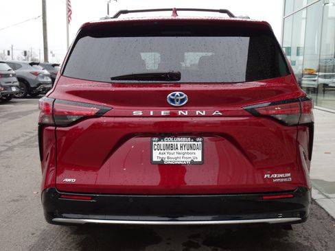 Used 2023 Toyota Sienna Platinum image 4