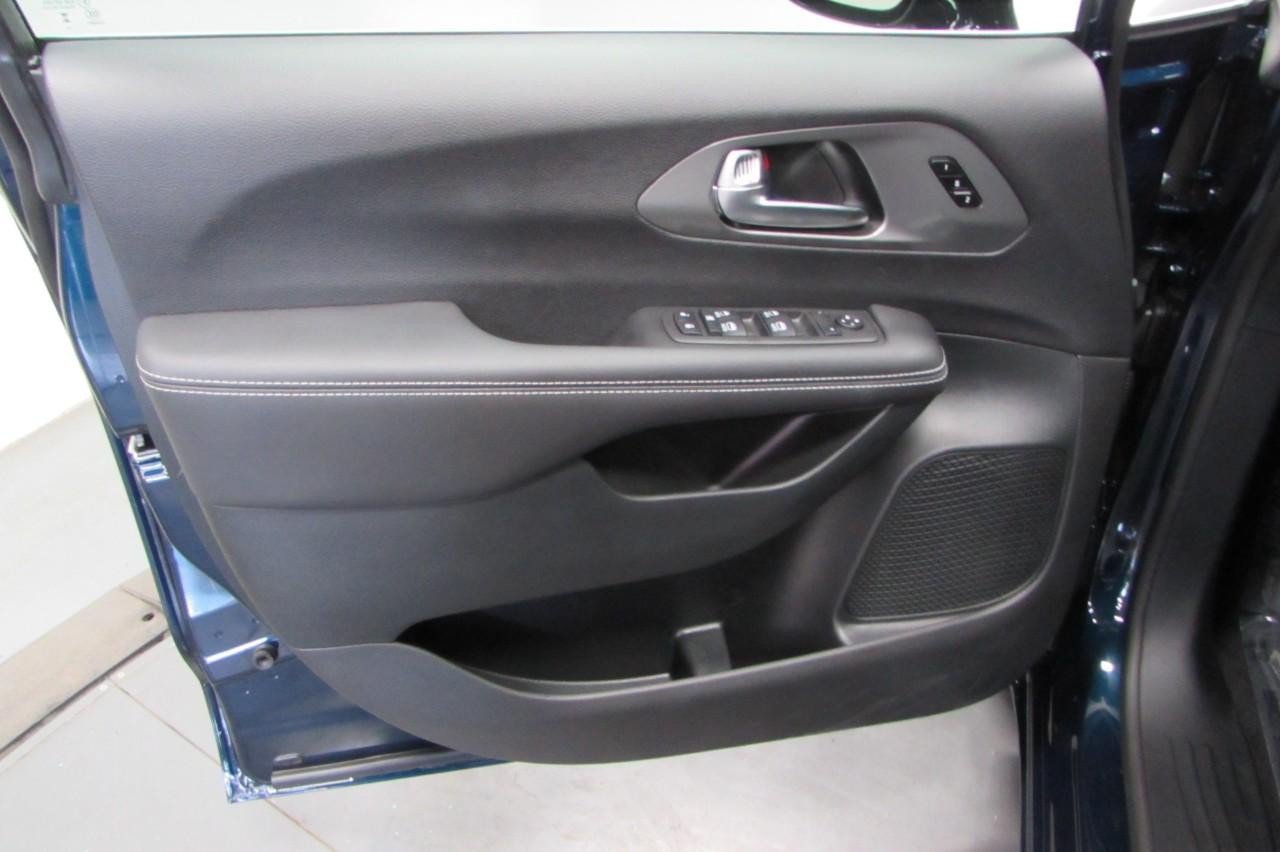 New 2025 Chrysler Pacifica Select FWD image 11