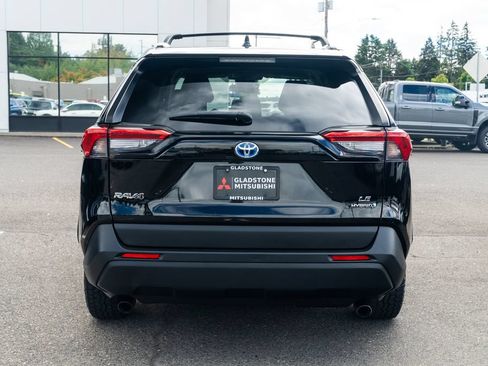 Used 2021 Toyota RAV4 LE AWD/4WD image 5