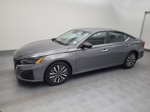 Used 2025 Nissan Altima 2.5 SV FWD image 2