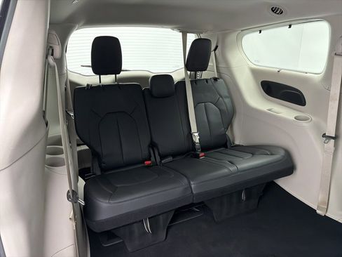 Used 2019 Chrysler Pacifica Touring-L Plus w/ Tire & Wheel Group image 49