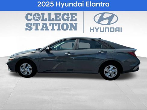 Used 2025 Hyundai Elantra SE image 3