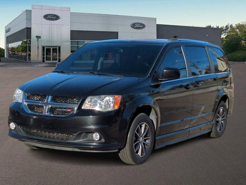 Used 2017 Dodge Grand Caravan SXT image 5