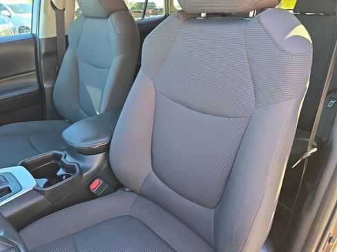 Used 2021 Toyota RAV4 LE image 16