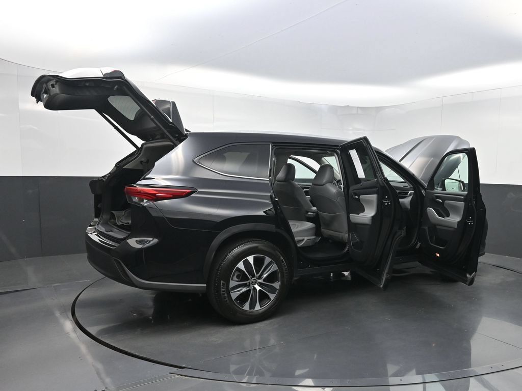 Used 2023 Toyota Highlander XLE FWD image 42