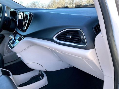 Used 2023 Chrysler Pacifica Touring-L image 13