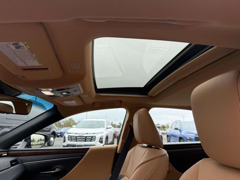 Used 2024 Lexus ES 250 w/ Premium Package image 16