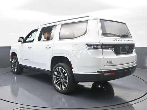 Used 2022 Jeep Grand Wagoneer Series III w/ Rear Seat Video Group 1 image 4