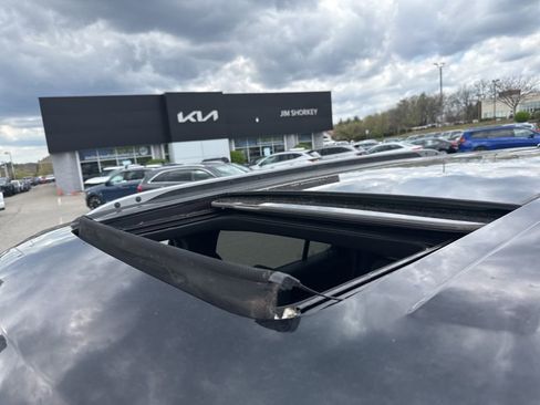 Used 2019 Ford Explorer XLT w/ Equipment Group 202A image 6