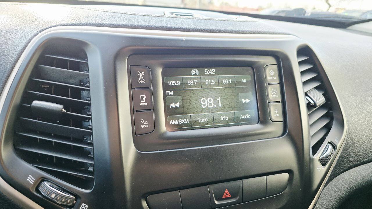 Used 2015 Jeep Cherokee Latitude w/ Cold Weather Group AWD/4WD image 17