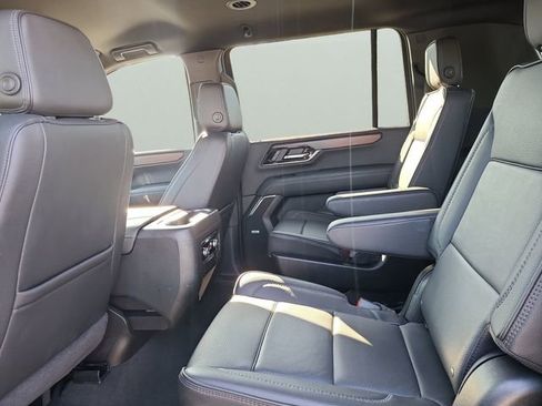 Used 2025 GMC Yukon XL Denali AWD/4WD image 9