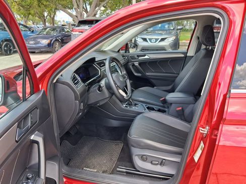 Used 2023 Volkswagen Tiguan SE w/ Panoramic Sunroof Package FWD image 30