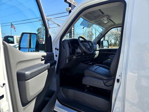 Used 2019 Nissan NV 1500 S image 9