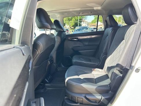 Used 2021 Toyota Highlander Platinum AWD/4WD image 19