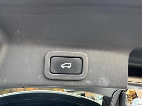 Used 2018 Jaguar F-PACE Premium image 43