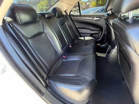 Used 2019 Chrysler 300 Limited image 16