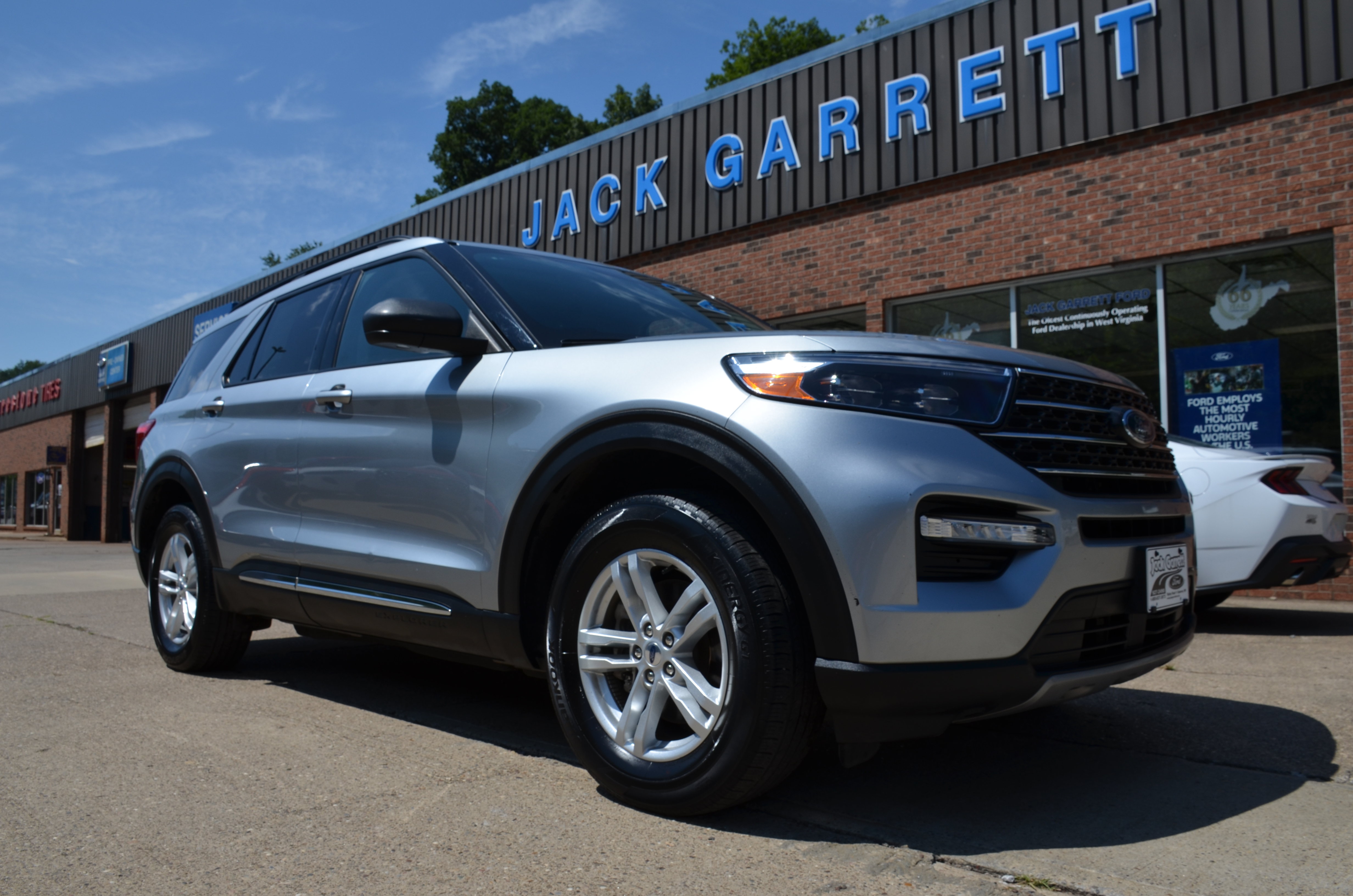 Used 2023 Ford Explorer XLT w/ Equipment Group 202A AWD/4WD image 1