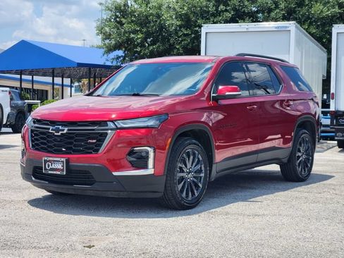 Used 2023 Chevrolet Traverse RS FWD image 3