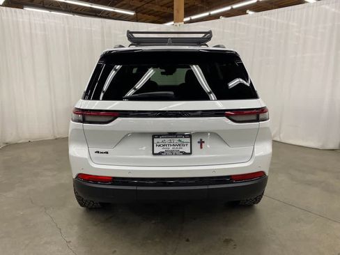 Used 2025 Jeep Grand Cherokee Altitude AWD/4WD image 4