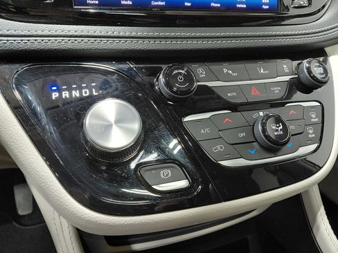 Certified 2024 Chrysler Pacifica Limited image 41