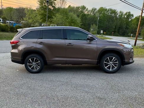 Used 2017 Toyota Highlander XLE FWD image 3