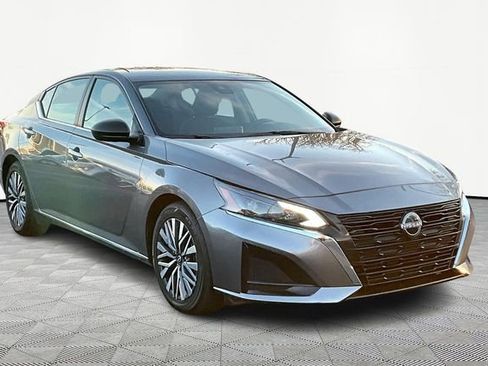 Used 2024 Nissan Altima 2.5 SV image 1