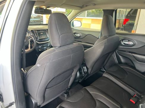 Used 2016 Jeep Cherokee Latitude w/ Cold Weather Group AWD/4WD image 9