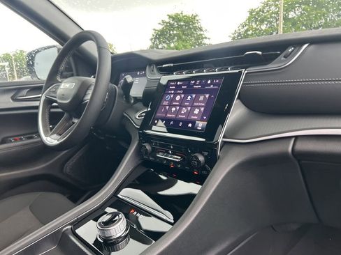 New 2025 Jeep Grand Cherokee Laredo w/ Luxury Tech Group I image 24