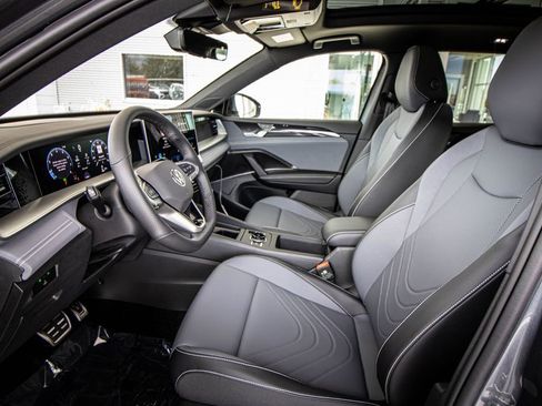 New 2026 Volkswagen Tiguan SE R-Line FWD image 25