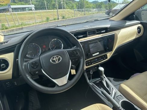 Used 2018 Toyota Corolla LE w/ Carpet Mat Package (TMS) FWD image 12