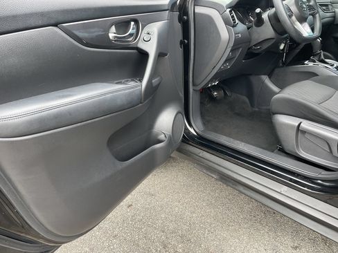 Used 2017 Nissan Rogue S AWD/4WD image 14