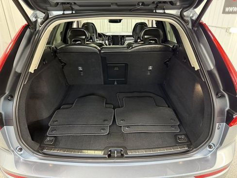 Used 2018 Volvo XC60 T5 Momentum w/ Vision Package image 9