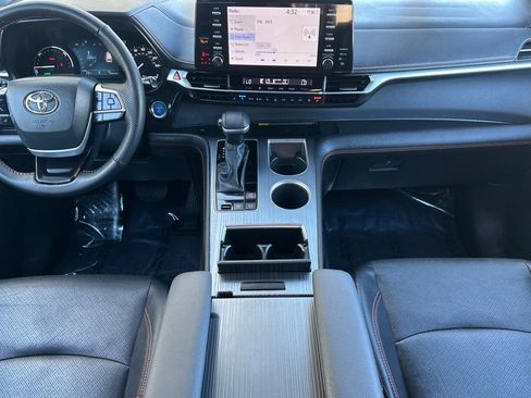 Used 2024 Toyota Sienna XSE w/ XSE Premium Package image 13