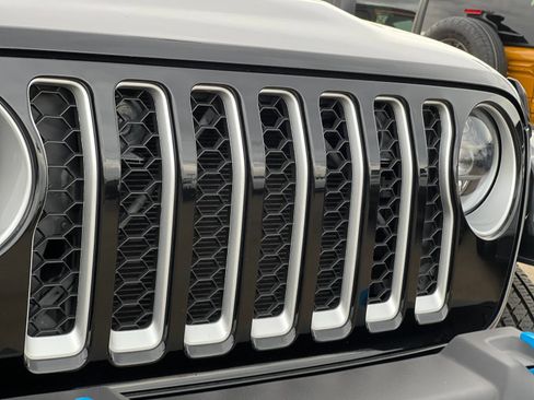 Used 2023 Jeep Wrangler Unlimited Sahara AWD/4WD image 37