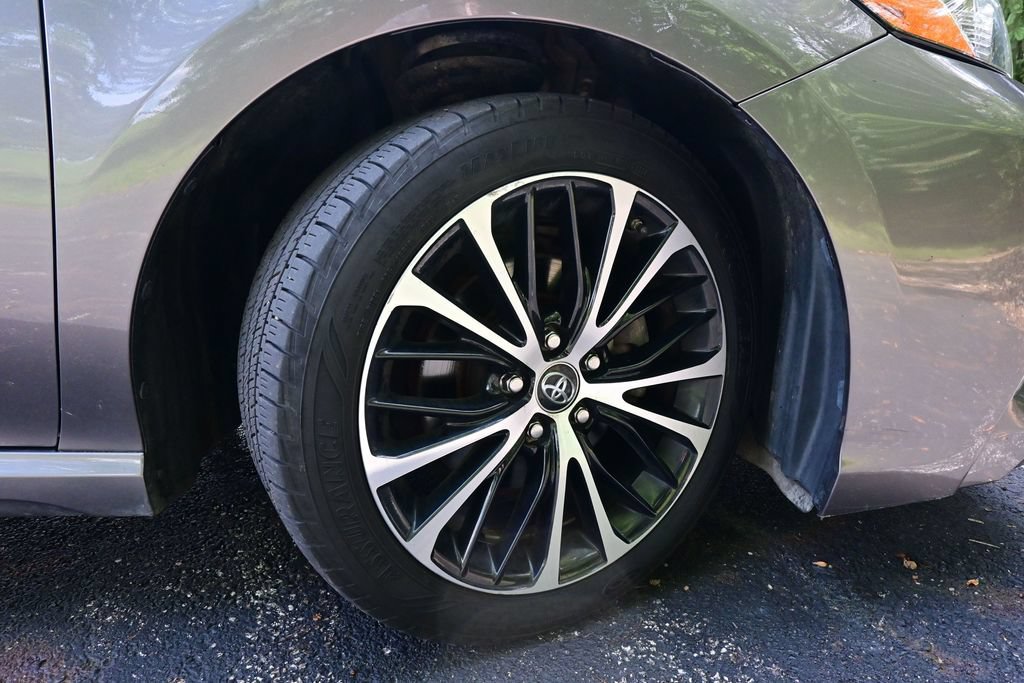Used 2018 Toyota Camry SE w/ Moonroof Package FWD image 31
