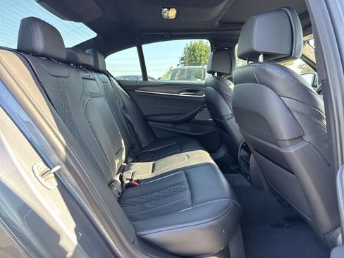 Used 2022 BMW M550i xDrive w/ Dynamic Handling Package image 37