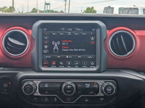 Used 2022 Jeep Gladiator Rubicon w/ LED Lighting Group AWD/4WD image 17
