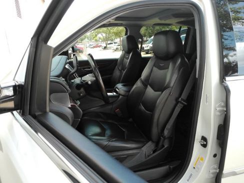 Used 2020 Cadillac Escalade ESV Luxury AWD/4WD image 13