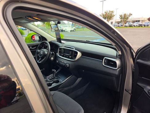 Used 2017 Kia Sorento AWD image 12