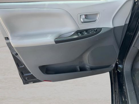 Used 2016 Toyota Sienna LE FWD image 15