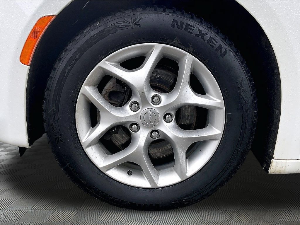 Used 2020 Chrysler Pacifica Touring-L FWD image 7