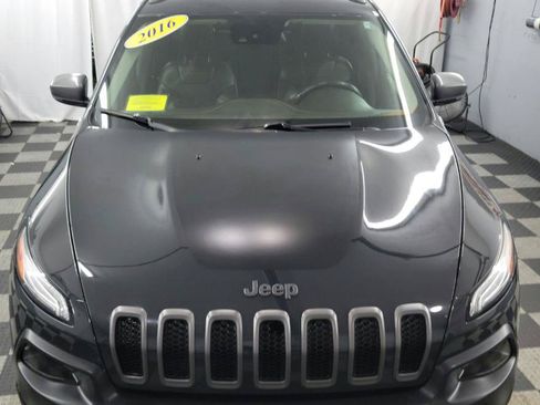 Used 2016 Jeep Cherokee Trailhawk w/ Comfort/Convenience Group AWD/4WD image 10