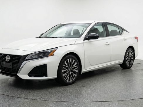 Used 2025 Nissan Altima 2.5 SV image 3