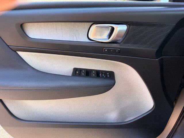 Certified 2024 Volvo XC40 B5 Plus AWD/4WD image 32