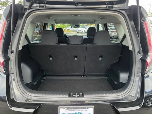 Used 2025 Kia Soul LX w/ LX Technology Package FWD image 15