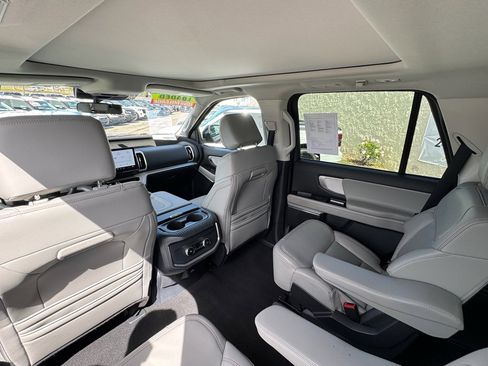 Used 2025 Ford Expedition Active image 26