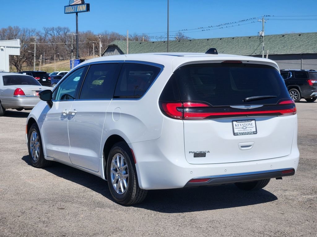 Used 2024 Chrysler Pacifica Touring-L FWD image 7